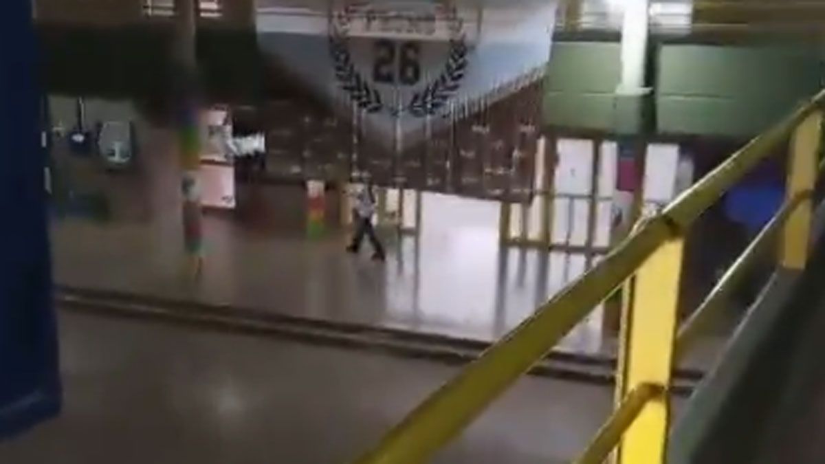 Video del crimen: el momento exacto donde un alumno ingresó a los tiros a una escuela y mató a un compañero