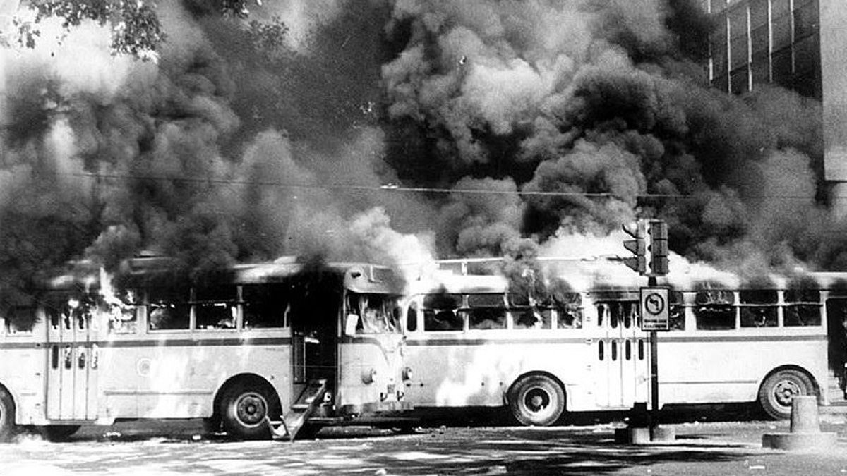 Troles quemados durante el Mendozazo en abril de 1972.
