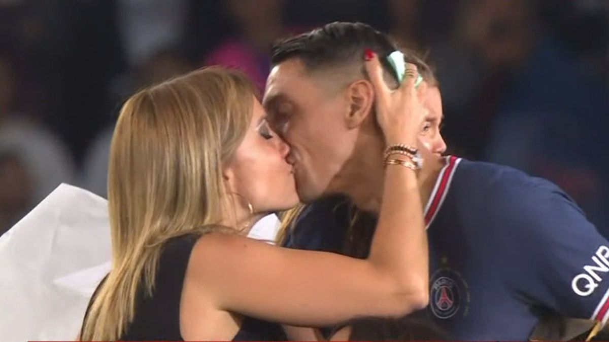 Ángel Di María, en medio de un mar de lágrimas en su despedida del PSG, es contenido por su esposa Jorgelina Cardoso.
