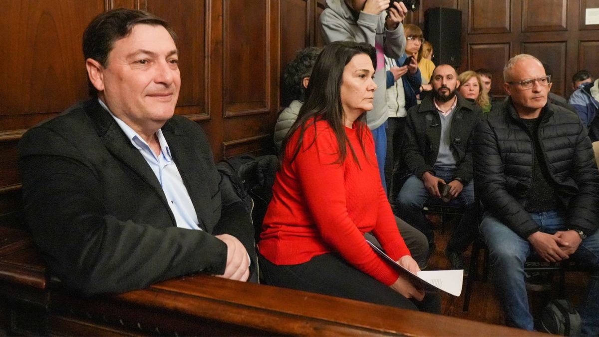 Parisi y Carina Sedano, titular del SUTE. El candidato inauguró la semana con la sesión especial que pidió para derogar el ítem aula. Parisi y Carina Sedano, titular del SUTE. El candidato inauguró la semana con la sesión especial que pidió para derogar el ítem aula.