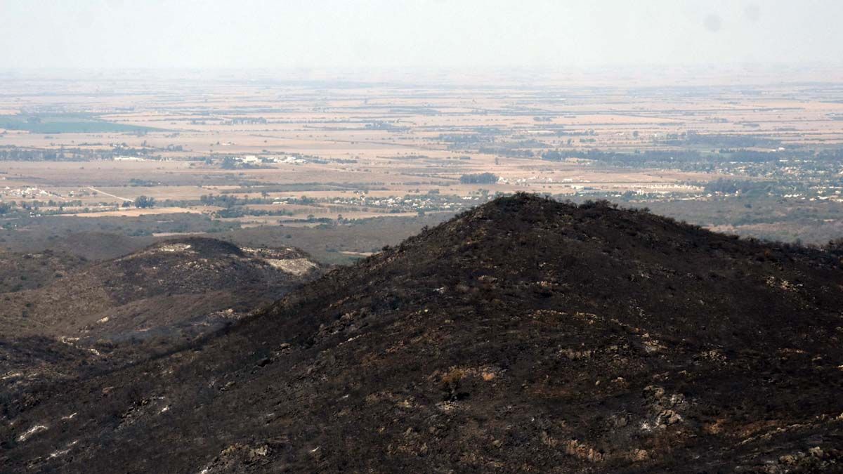 Córdoba: Más de 300 bomberos voluntarios combatían esta mañana los tres incendios forestales que se mantienen activos en Alta Gracia, el norte de Punilla y Alpa Corral, en las sierras de Córdoba, en una jornada que se presenta con pronóstico de fuertes vientos desde el norte y sin lluvias.