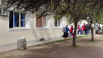 Tensión en una escuela: una nena de 7 años perdió el equilibrio y cayó desde una ventana