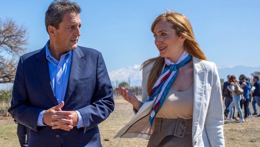El ministro de Economía y candidato presidencial de Unión por la Patria, Sergio Massa, junto a la senadora nacional Anabel Fernández Sagasti.