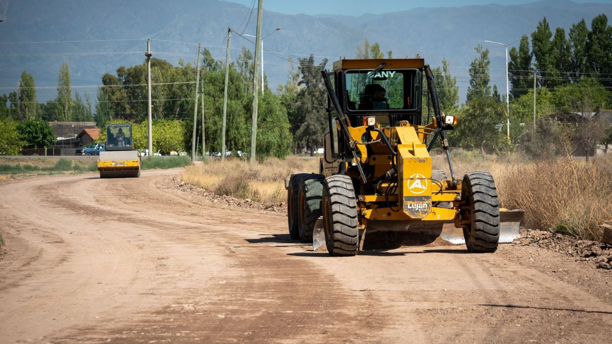 Se intervienen calles paralelas al Acceso Sur para prepararlas de cara al inicio de la obra de ampliación de la Ruta 40. Se intervienen calles paralelas al Acceso Sur para prepararlas de cara al inicio de la obra de ampliación de la Ruta 40.