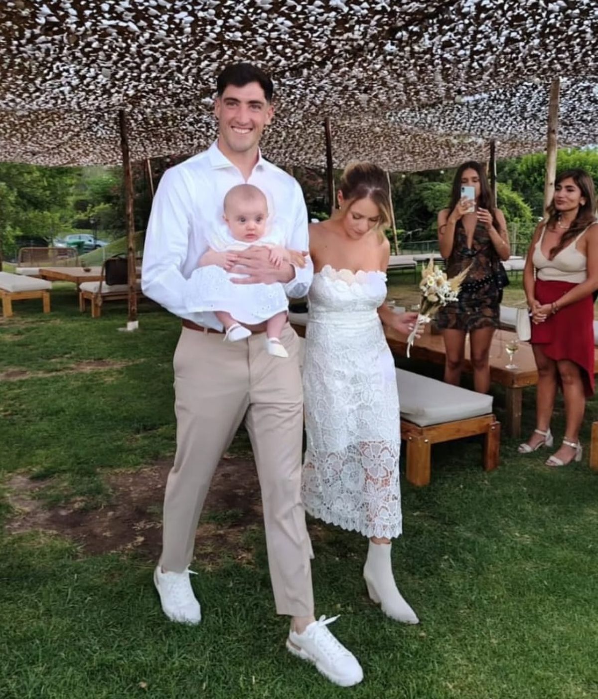 Tomás Marchiori en el ingreso a la boda en el Club de Campo de Mendoza acompañados de familia y amigos. Tomás Marchiori en el ingreso a la boda en el Club de Campo de Mendoza acompañados de familia y amigos.