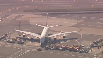 Un avión fue puesto en cuarentena por 100 pasajeros enfermos