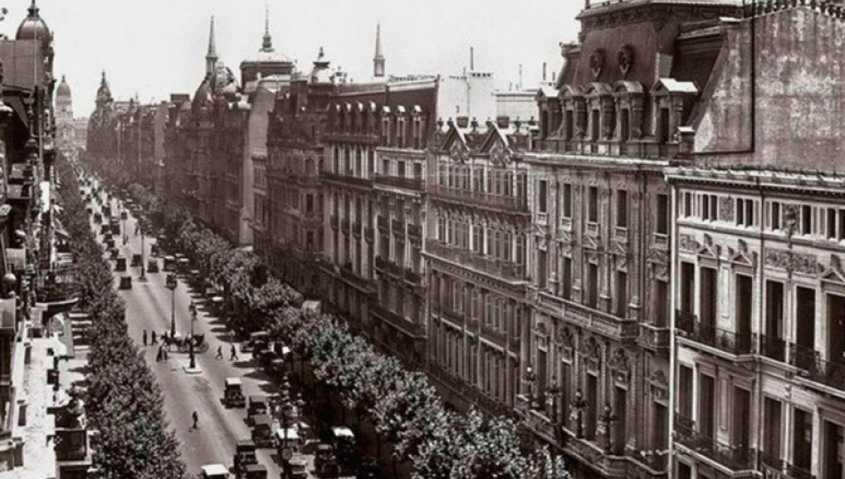 El trazado de la Avenida de Mayo empezó a pensarse en 1884, el mismo año en el que se demolió la vieja recova y se creó la Plaza de Mayo, pero llevó diez años el proceso de apertura. El trazado de la Avenida de Mayo empezó a pensarse en 1884, el mismo año en el que se demolió la vieja recova y se creó la Plaza de Mayo, pero llevó diez años el proceso de apertura.