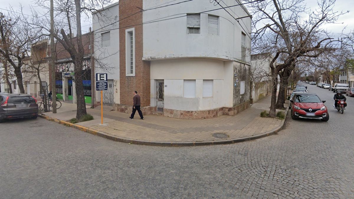 El jubilado dormía en su casa de la ciudad de San Francisco, Córdoba, y al despertar sorprendió al ladrón intentando robarle una cortadora de césped