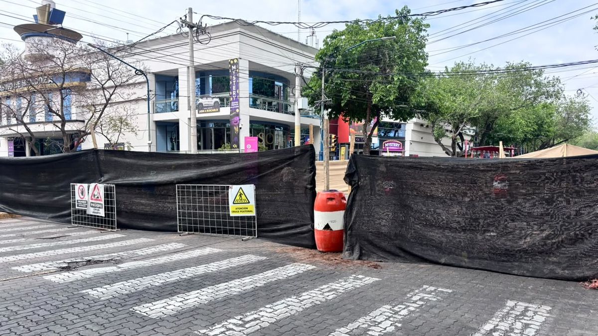 El corte en calles San Martín e Hipólito Yrigoyen comenzó este lunes 12 de octubre y se podría extender por 45 días. El corte en calles San Martín e Hipólito Yrigoyen comenzó este lunes 12 de octubre y se podría extender por 45 días.