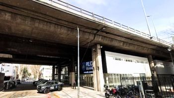 Accidente inesperado: un cartel se desprendió de la autopista y mató a un policía