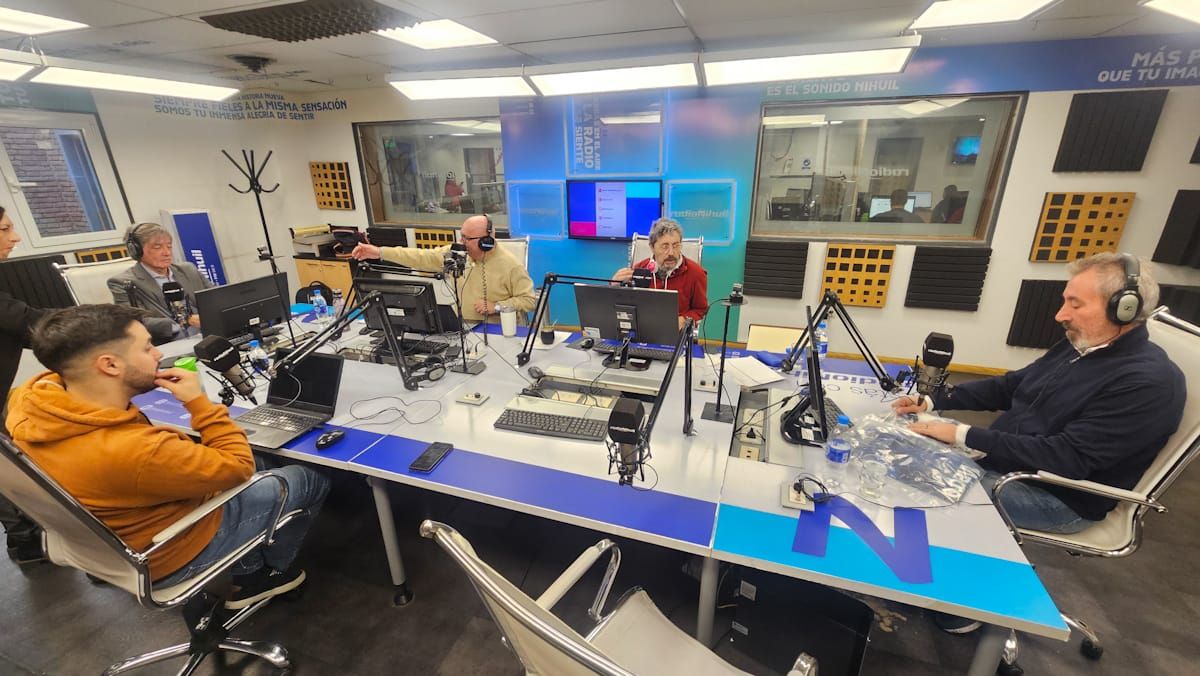 Vila y Chapini también pasaron por el estudio de radio Nihuil. Vila y Chapini también pasaron por el estudio de radio Nihuil.