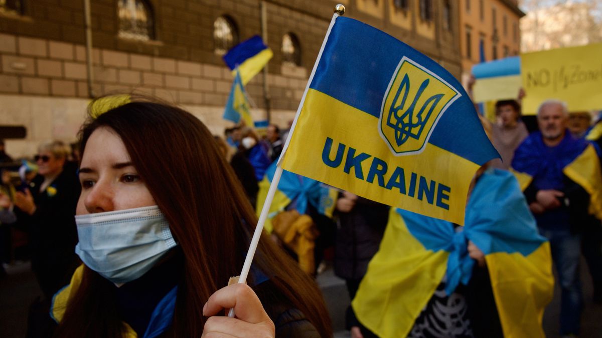 Una multitud de italianos marcharon entre la Piazza de la República y el Coliseo Romano, contra la guerra entre Rusia y Ucrania.