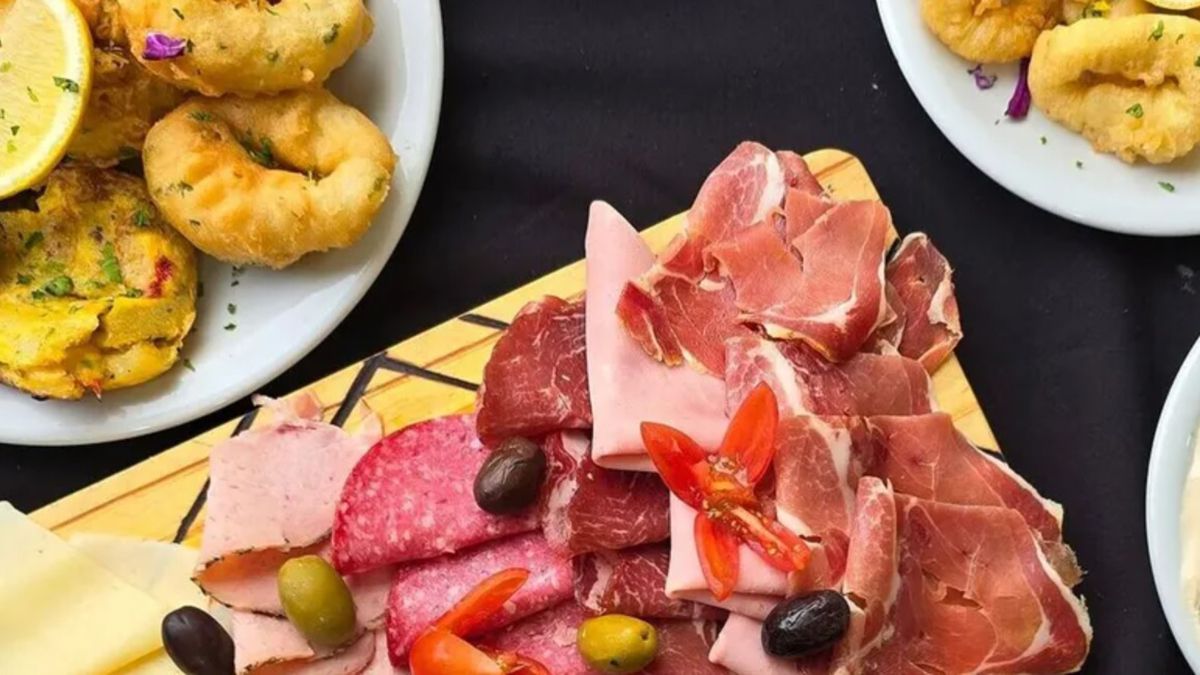 El plato de fiambres de El Ferrociario, una entrada ideal antes de la parrilla libre con asado argentino El plato de fiambres de El Ferrociario, una entrada ideal antes de la parrilla libre con asado argentino