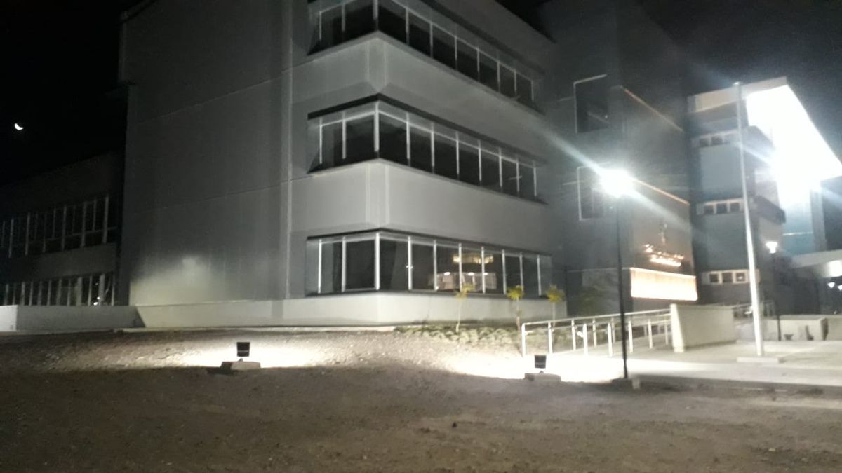 Vista nocturna del nuevo Polo Judicial de Mendoza.