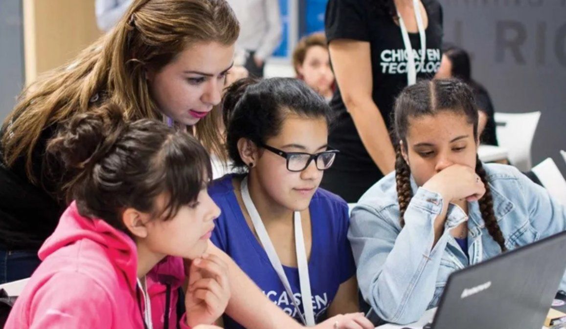 El programa de capacitación Conectadas apunta a que chicas de entre 14 y 18 años puedan conectarse con una red latinoamericana de chicas