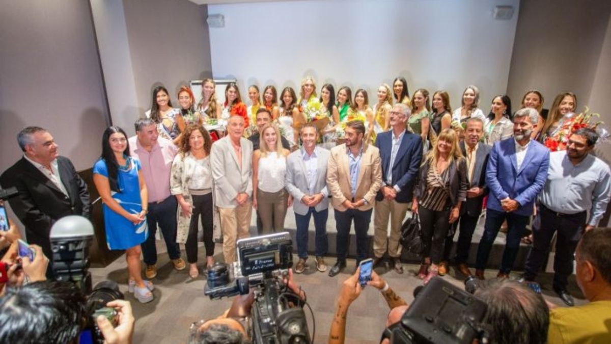 La ministra de Cultura y Turismo Nora Vicario ofició de anfitriona y también dio la bienvenida a las 17 candidatas a Reina Nacional de la Vendimia 2023 -falta Maipú- y a los intendentes y funcionarios provinciales y municipales que participaron de la recepción.