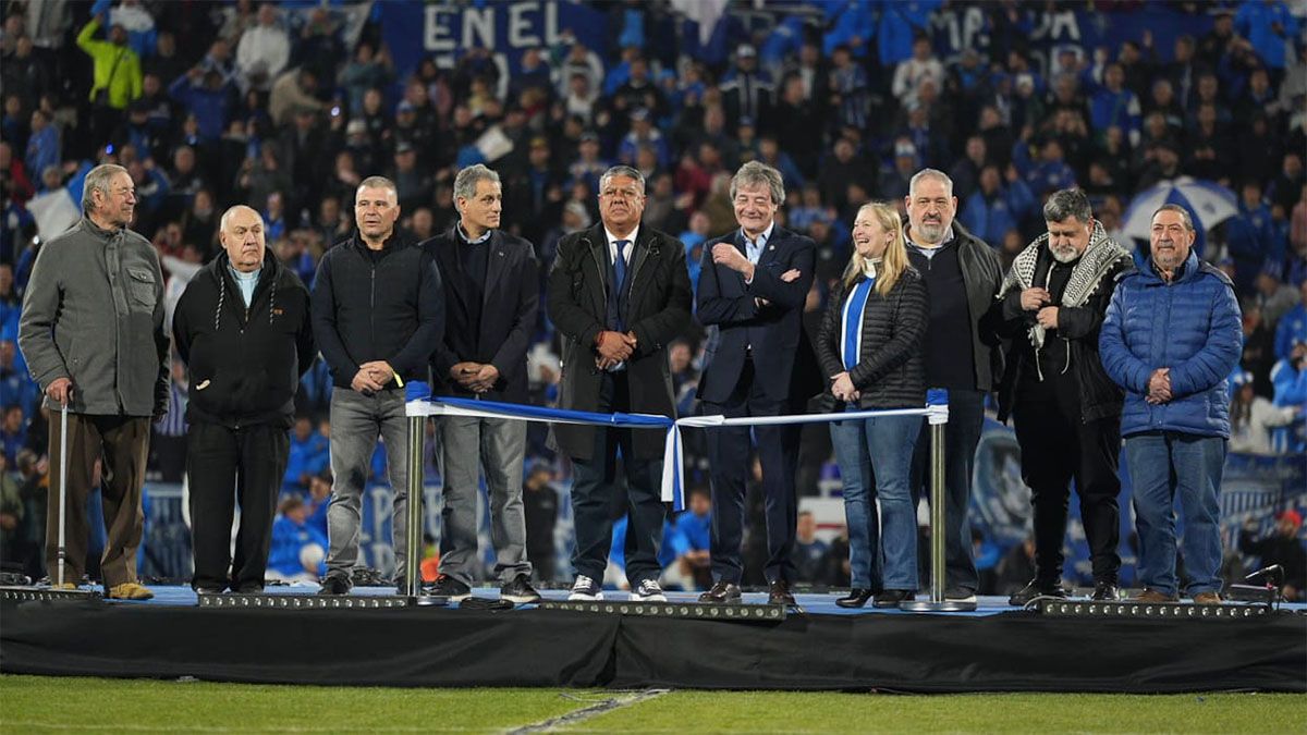 Las autoridades encabezadas por la vicegobernadora Hebe Casado y el presidente de la AFA, Claudio Tapia, reinauguraron el Gambarte.