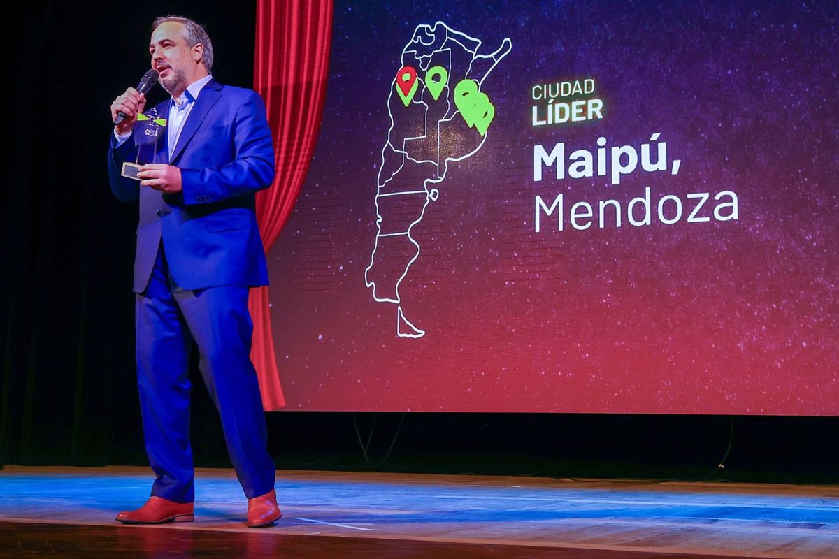 En Rosario recibió el intendente de Maipú, Matías Stevanato la distinción que otorga la Red de Innovación Local.