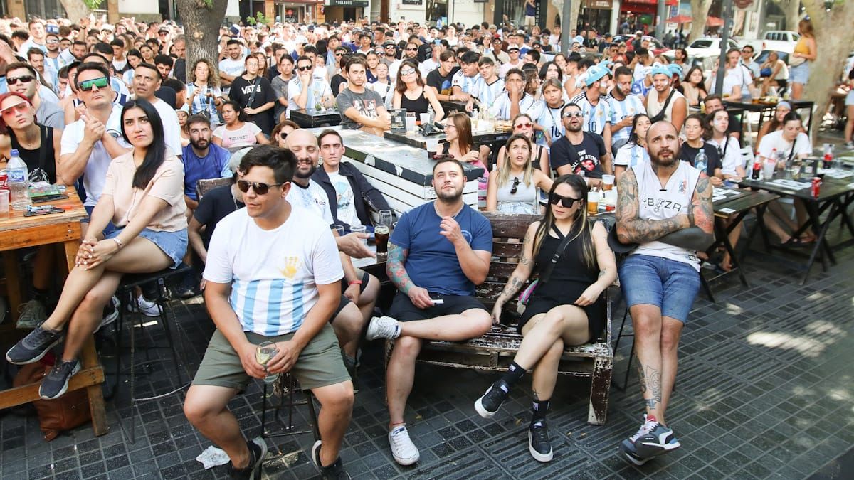 Mendocinos atentos a los pasos de los 11 jugadores que dejaron la camiseta en la cancha. El sufrimiento valió la pena. 