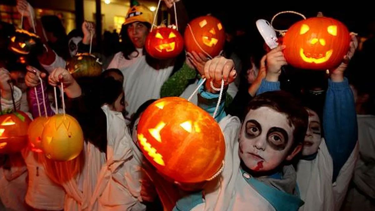 A los chicos les encanta usar trajes de miedo en Halloween.