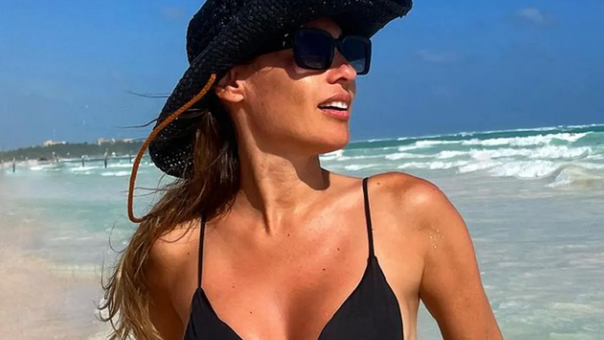 Pampita no da tregua: mojada, vestido al desnudo y colaless