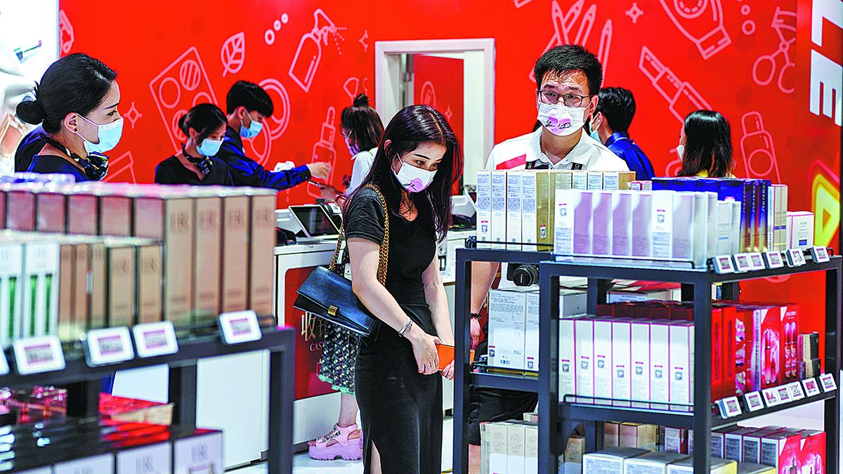 Los consumidores eligen productos en el Global Premium Duty Free Plaza en Haikou