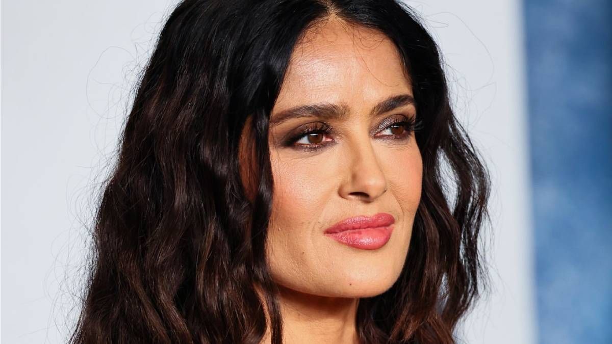 Salma Hayek se despidió de sus 59 años en microbikini al natural