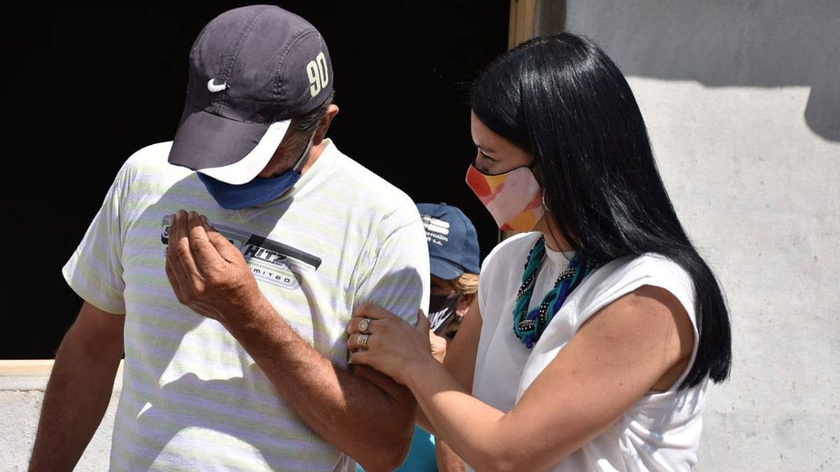 Con un porcentaje mensual de los sueldos de funcionarios y concejales de Santa Rosa, se construyeron y entregaron tres viviendas para familias con necesidades extremas, se está construyendo una más y dicen que seguirán con este plan