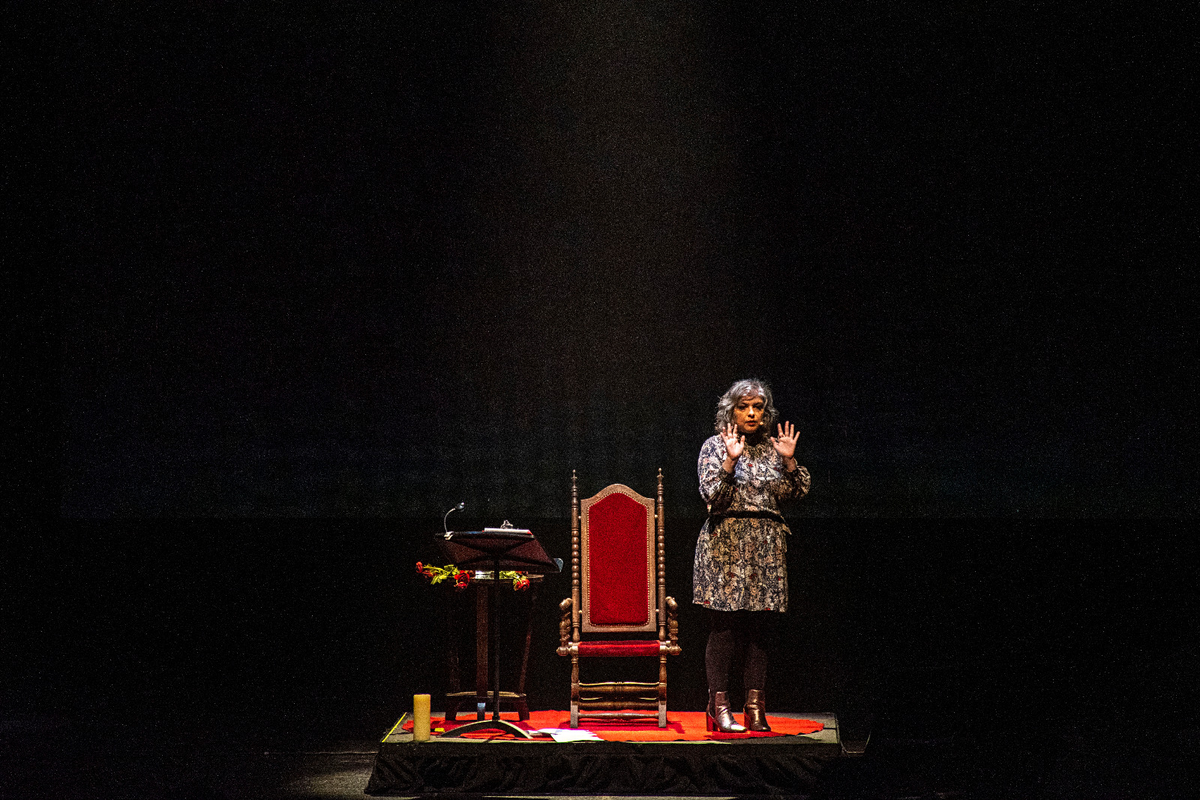 Mariana Enriquez en pleno show; aquí en el Teatro Coliseo con No traigan flores. Mariana Enriquez en pleno show; aquí en el Teatro Coliseo con No traigan flores.