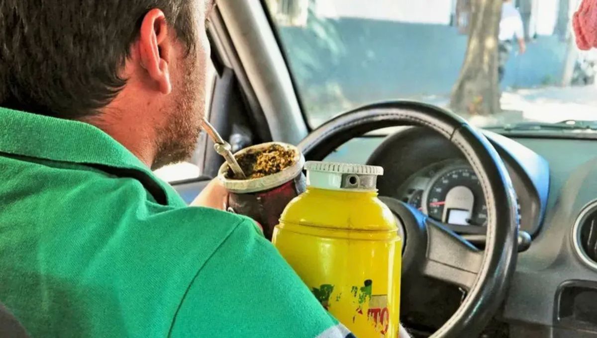 Fumar al volante, manejar hablando por teléfono o conducir con ojotas, son otro motivo de infracción. Fumar al volante, manejar hablando por teléfono o conducir con ojotas, son otro motivo de infracción.