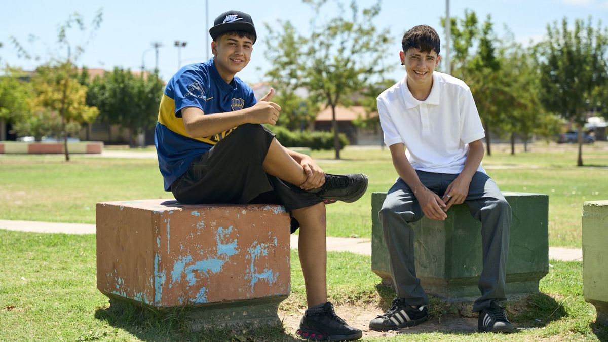 Bruno junto a Julián, uno de los hermanos de la vida. Para él fue fundamental el acompañamiento de sus amigos en la recuperación contra la leucemia. Bruno junto a Julián, uno de los hermanos de la vida. Para él fue fundamental el acompañamiento de sus amigos en la recuperación contra la leucemia.