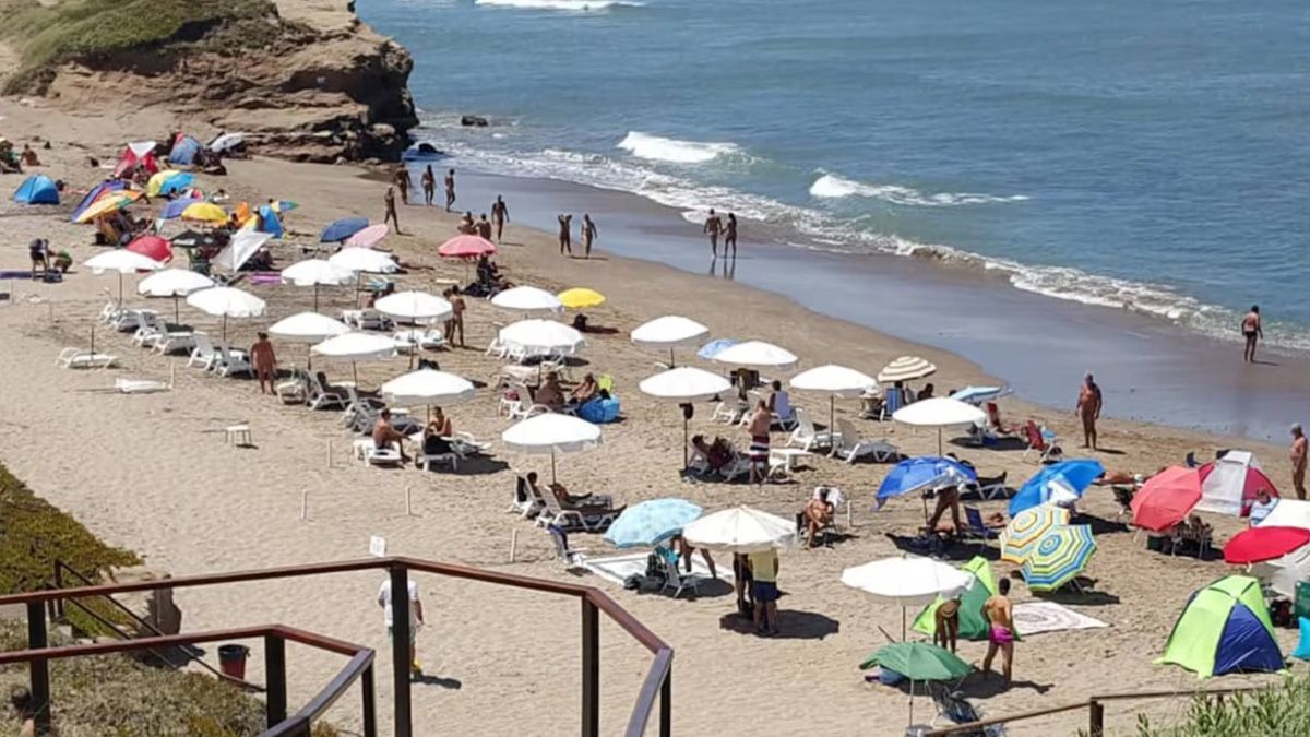 A solo 20 minutos de Mar del Plata se encuentra la playa en la que tomar sol desnudo es opcional A solo 20 minutos de Mar del Plata se encuentra la playa en la que tomar sol desnudo es opcional