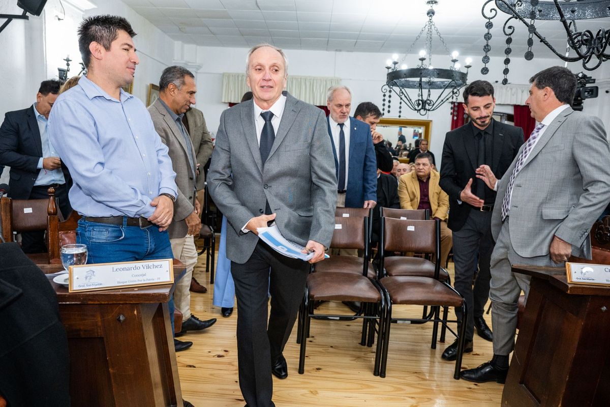 El intendente Raúl Rufeil ingresa al Concejo Deliberante de San Martín para inaugurar las sesiones ordinarias 2026. El intendente Raúl Rufeil ingresa al Concejo Deliberante de San Martín para inaugurar las sesiones ordinarias 2026.