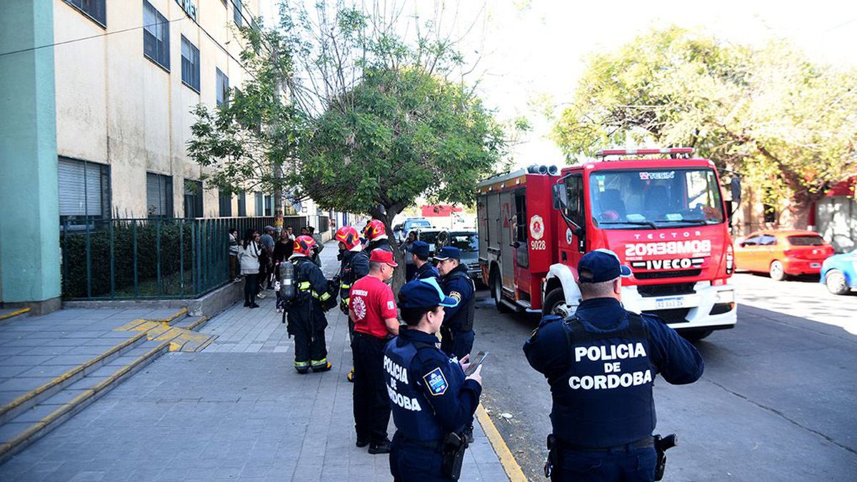 Los bomberos llegaron rápidamente al colegio donde se quemaron los alumnos en la clase de Química, en Córdoba, pero el fuego fue atacado con un extinguidor