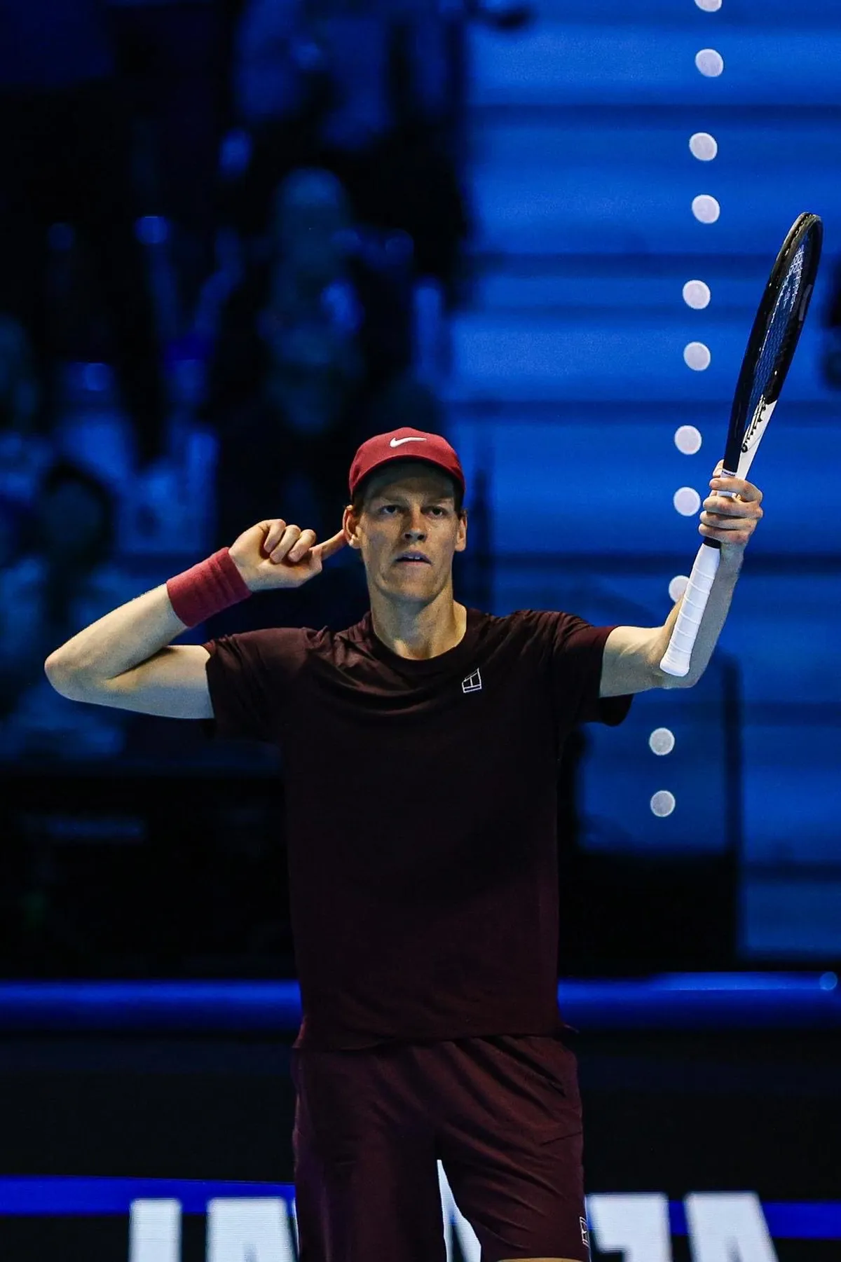 Jannik Sinner brill&oacute; ante Carlos Alcaraz y repiti&oacute; en el ATP Finals.