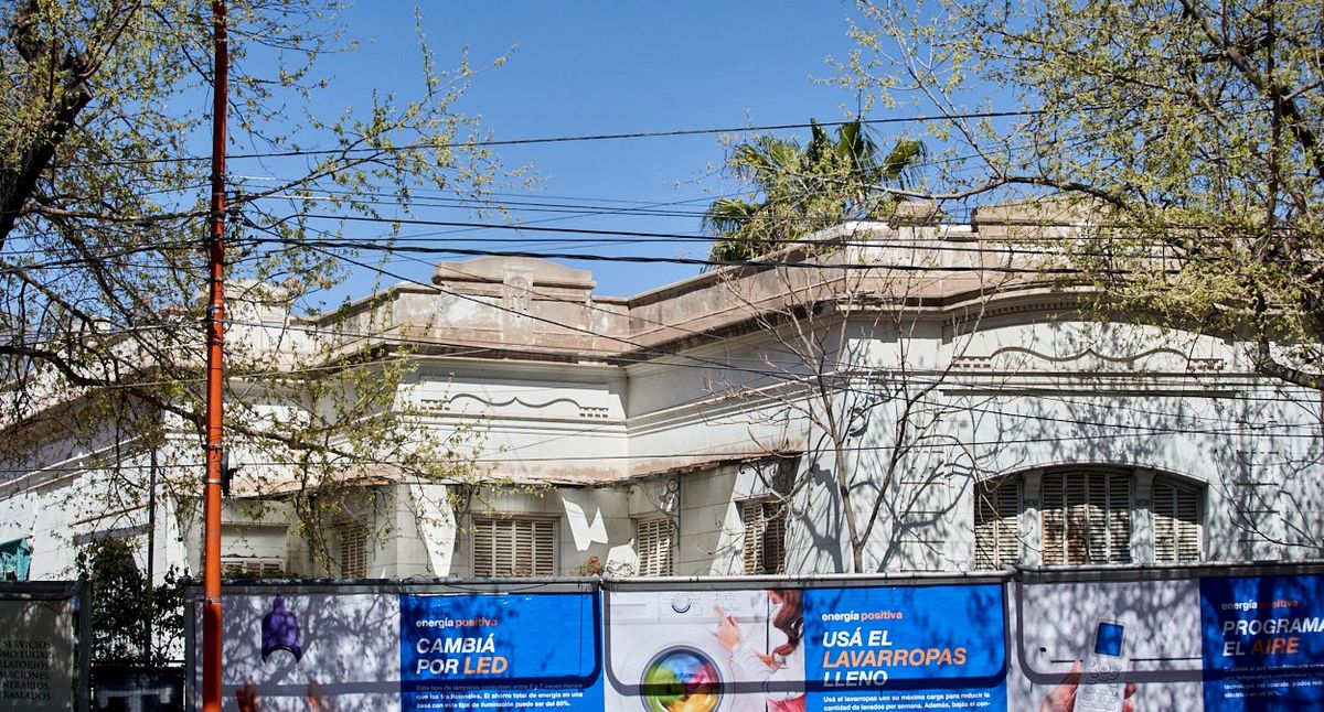 La casa misteriosa, ubicada en Emilio Civit, vecina a Radio Nacional. En el Conicet no poseen datos sobre ella. La casa misteriosa, ubicada en Emilio Civit, vecina a Radio Nacional. En el Conicet no poseen datos sobre ella.