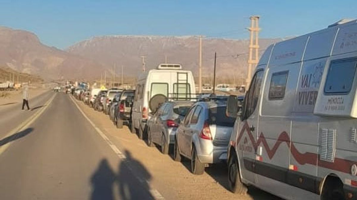 Desde antes de las 10 de este lunes los vehículos esperaban en Uspallata para avanzar hacia el Paso Cristo Redentor. Desde antes de las 10 de este lunes los vehículos esperaban en Uspallata para avanzar hacia el Paso Cristo Redentor.