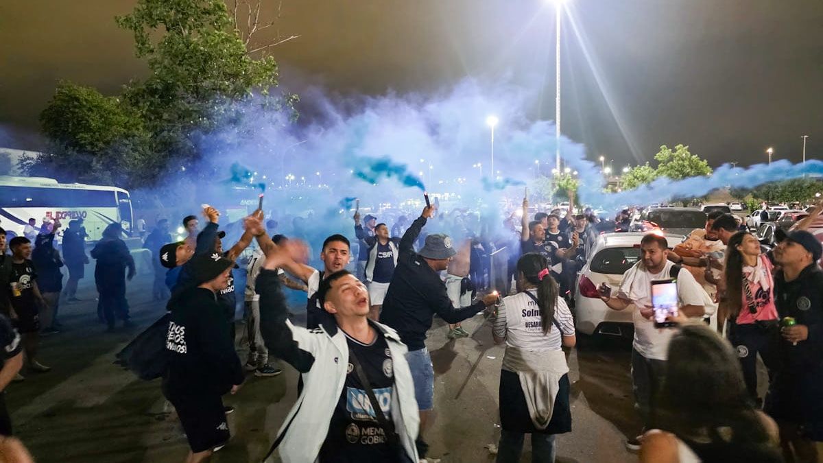 Los hinchas de Independiente Rivadavia coparon Córdoba.