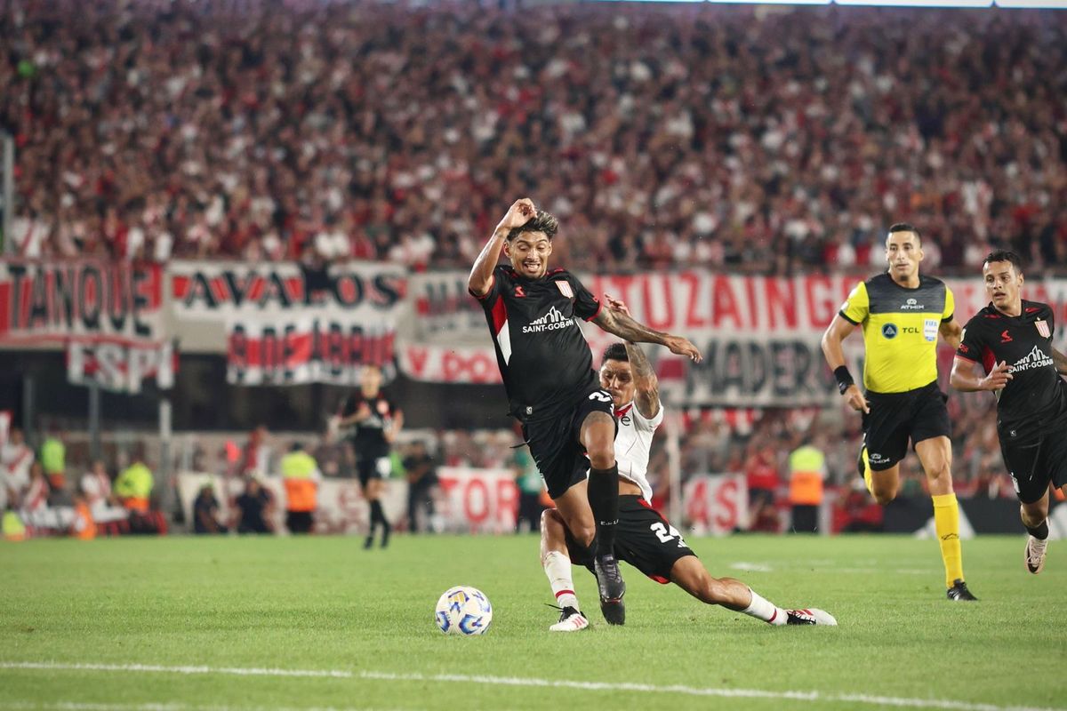 Enzo P&eacute;rez, expulsado por una dura infracci&oacute;n frente a Cristian Medina