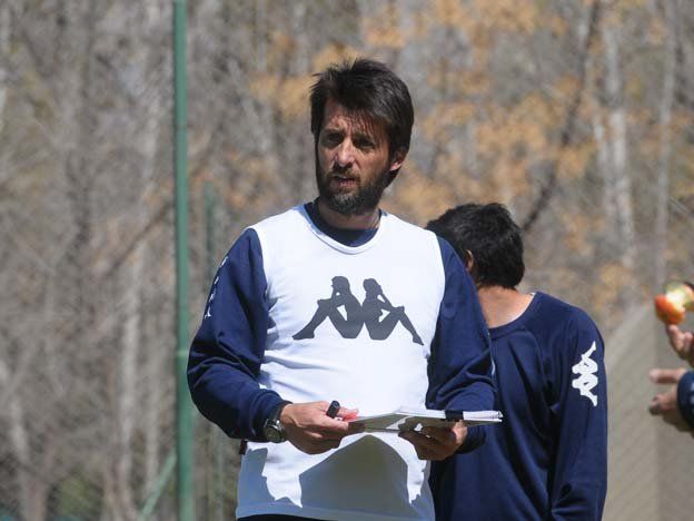 Trotta confirmó tres cambios para enfrentar al puntero Banfield