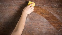 Hay trucos caseros perfectos para eliminar el polvo de los muebles de casa.