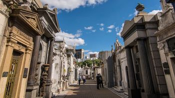 ¿Un café entre tumba y tumba? La Ciudad de Buenos Aires licita una bóveda en el Cementerio de la Recoleta para poner un local gastronómico