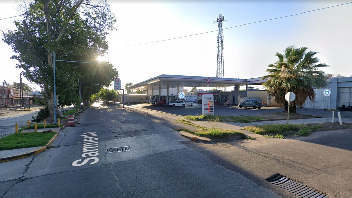 El hecho fue en sector del cajero automático de la estación de servicio Axion de calle Sarmiento y Alberti, de Godoy Cruz.