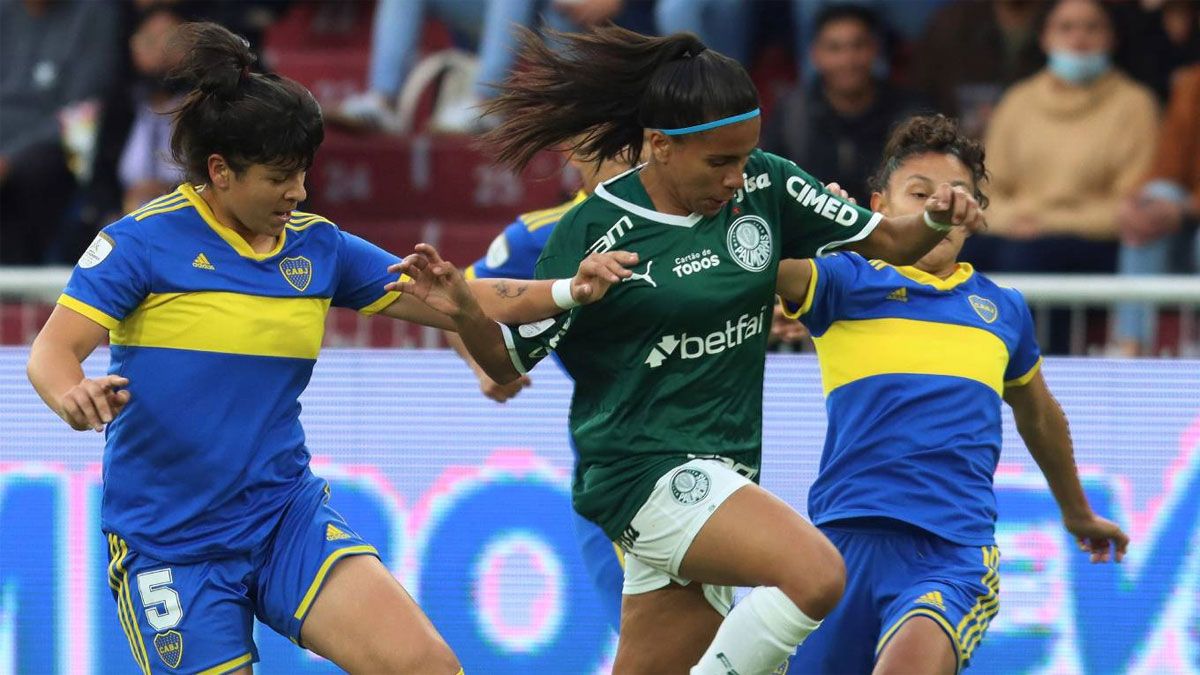 La mendocina Julieta Cruz, a la derecha, fue titular en Boca, que cayó ante Palmeiras en la Copa Libertadores.