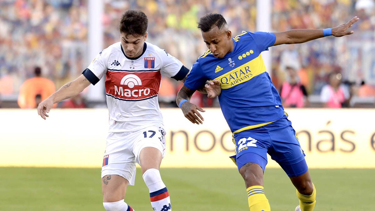 Sebastián Villa, delantero de Boca, estaba en plena acción ante Tigre.