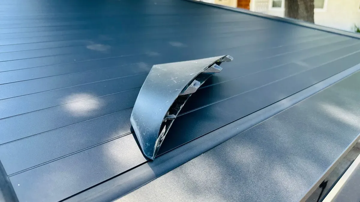 La pieza que perdió la SUV de Tesla. La pieza que perdió la SUV de Tesla.