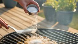 En la parrilla, el azúcar funciona como un combustible adicional.