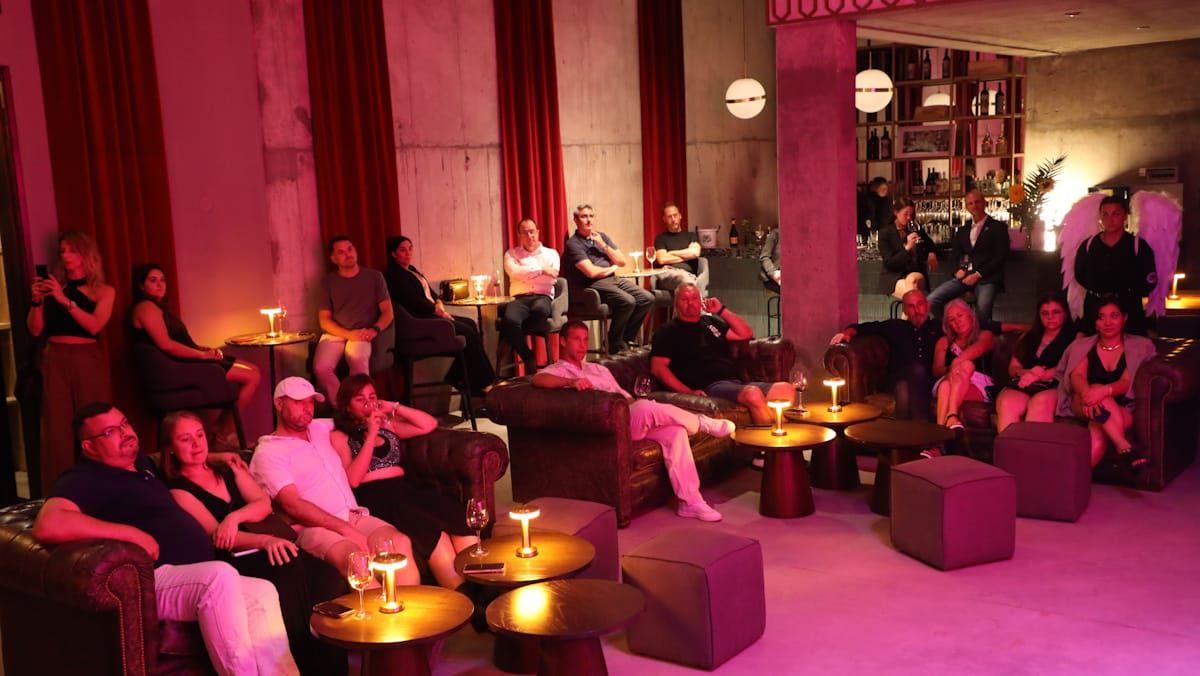 El ambiente invita a perderse en el encanto de la noche. El ambiente invita a perderse en el encanto de la noche.