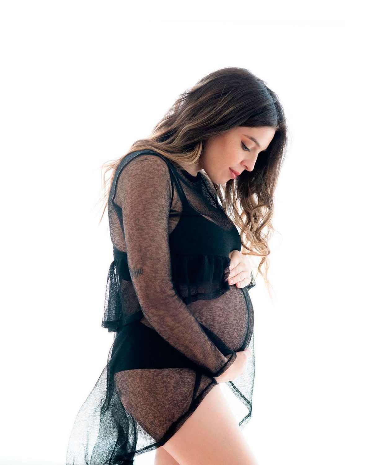 En el tramo final de su embarazo, la hija de Diego Maradona y Claudia Villafañe fue parte de una producción de fotos.