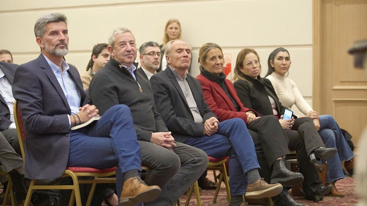 La sala estuvo colmada de varios políticos, como Ulpiano Suarez, Julio Cobos, Raúl Rufeil y Claudia Najul, entre otros. La sala estuvo colmada de varios políticos, como Ulpiano Suarez, Julio Cobos, Raúl Rufeil y Claudia Najul, entre otros.